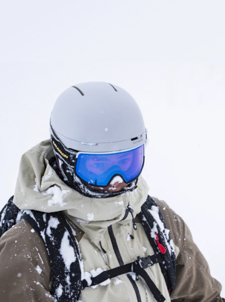 Snowboardista con casco