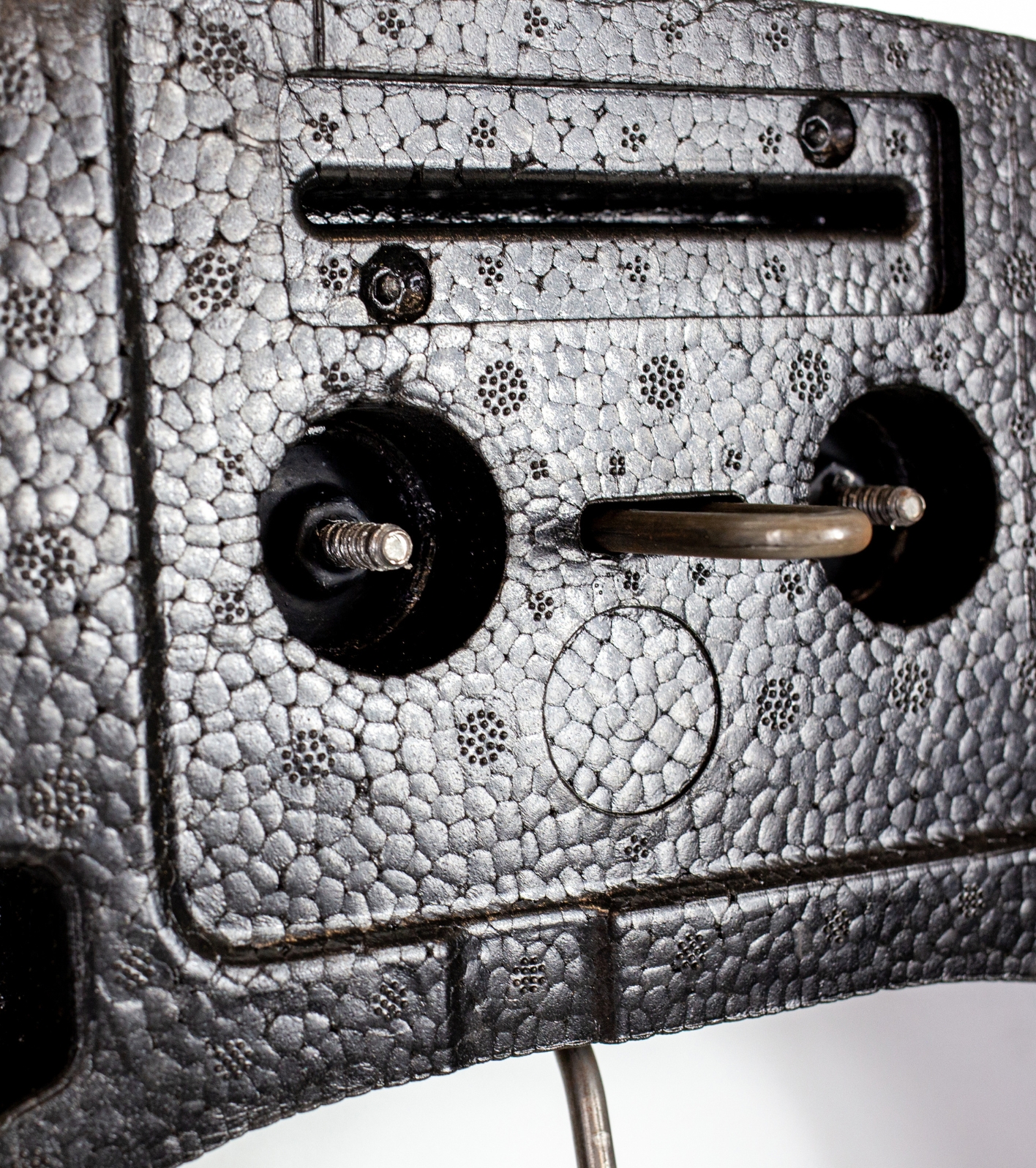 Nahaufnahme eines Fahrzeug-Sitzsystems aus ARPRO, das die Umformung um Metall zeigt