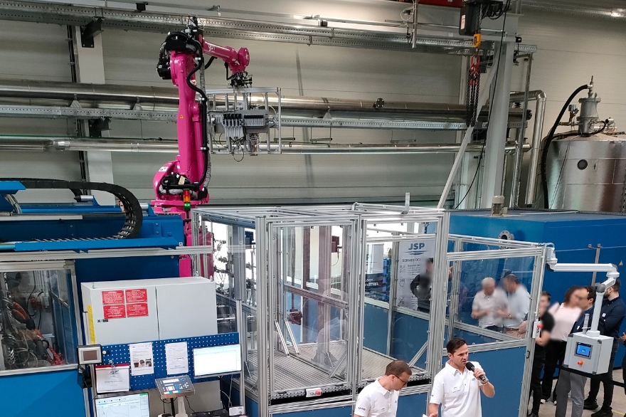 Pohled do laboratoře Inovačního centra se strojem Eureka, stanicí FILL a robotickou automatizací.