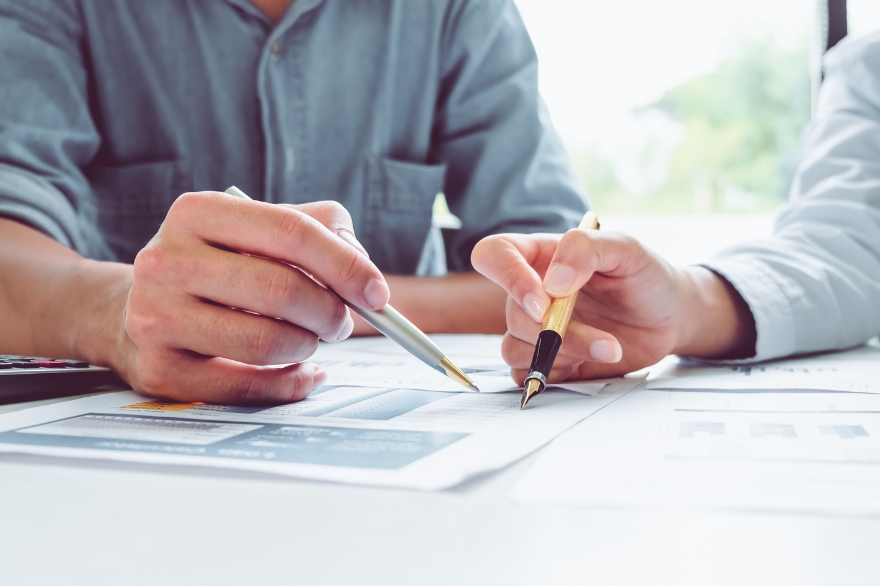 Personnes vérifiant des documents