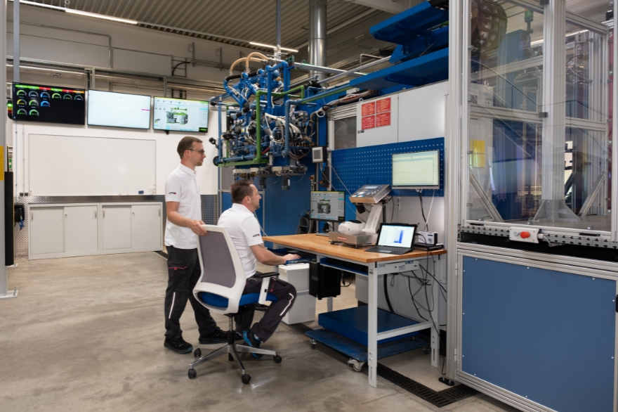 Due uomini in laboratorio che osservano lo schermo di un computer.