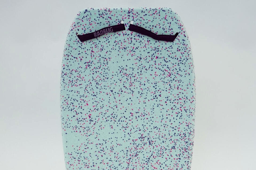 Un corps vert menthe fabriqué en ARPRO 35 Ocean avec des poignées noires