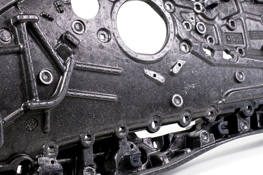 Un panel de revestimiento interior negro fabricado con ARPRO