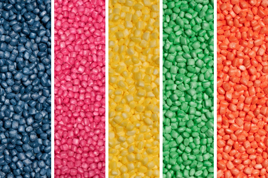 Primi piani affiancati di perle di schiuma espansa ARPRO colorata