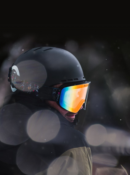 Přilba s reflexním štítem