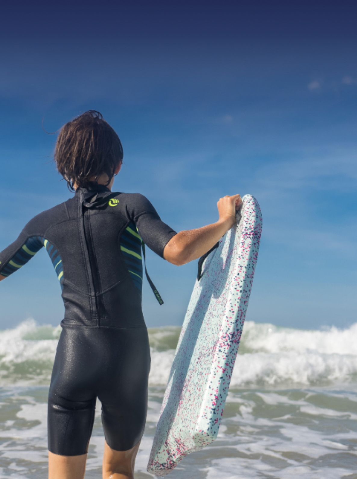 Dítě v černém neoprenu s bodyboardem z ARPRO 35 Ocean