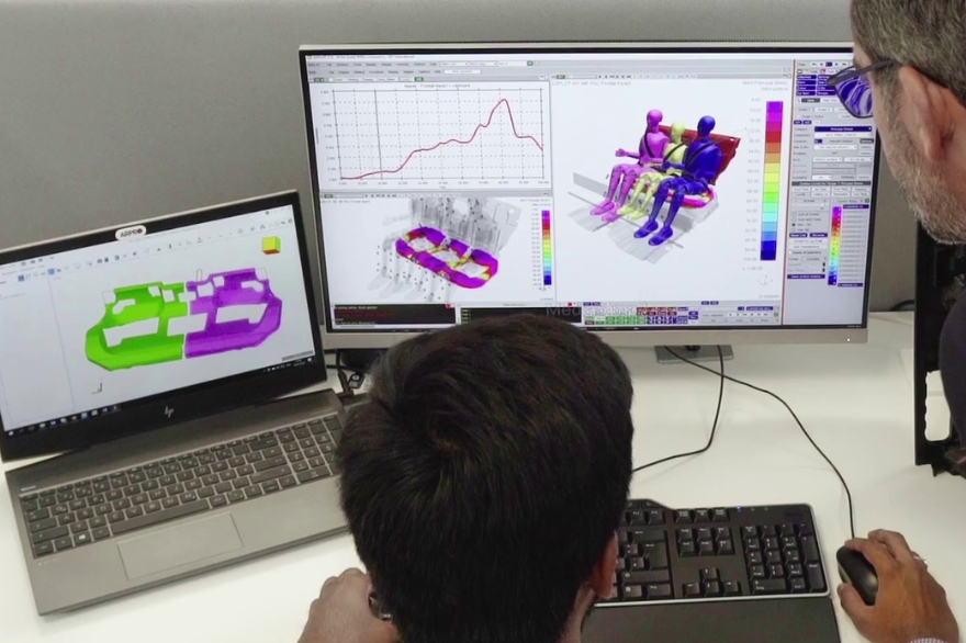 Zwei Herren betrachten CAD- und FEA-Simulationen auf Computerbildschirmen
