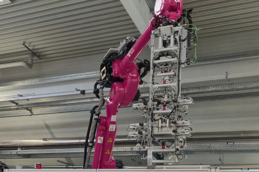 Un brazo robótico rosa en el Centro de Innovación de JSP