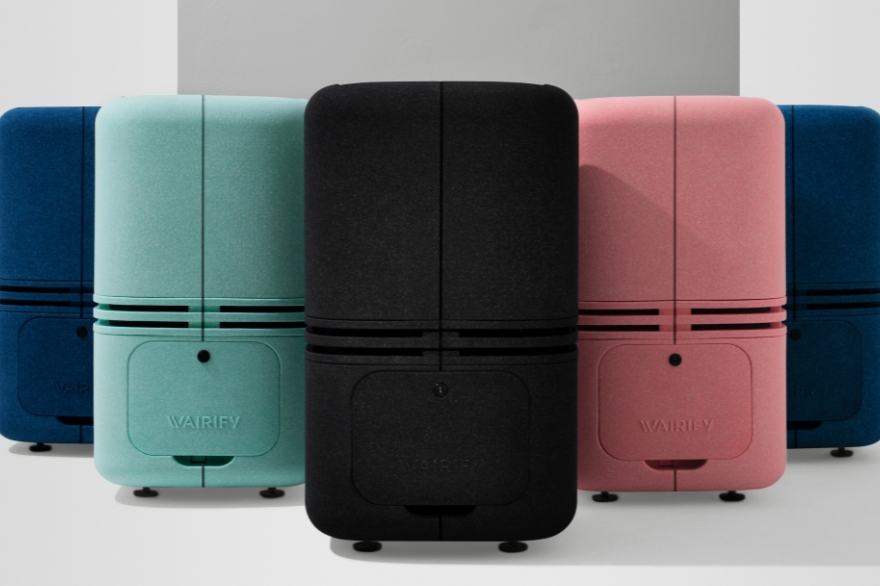 Cinque purificatori d’aria con involucro in ARPRO, nei colori blu, verde, nero e rosa.