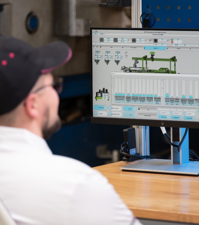 Computerbenutzer mit Kappe