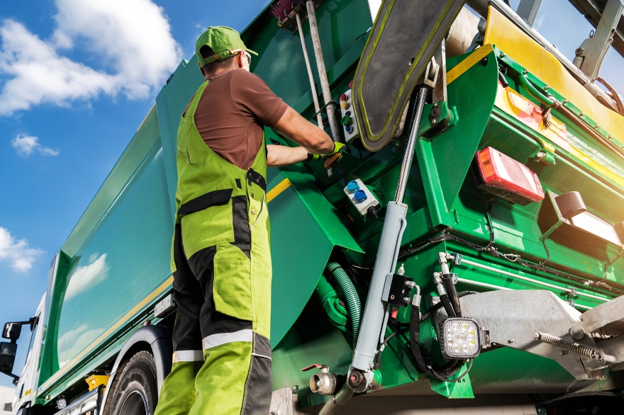 Un camion de déchets vert pour illustrer la gestion des déchets dans les usines JSP