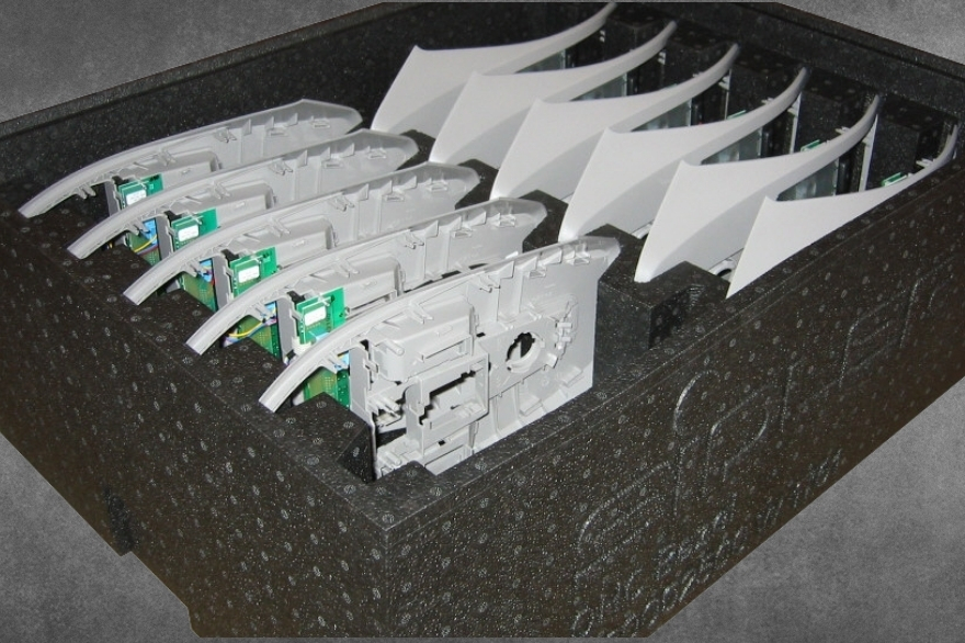 Embalaje dunnage reutilizable con parasoles para automóviles. La caja está fabricada en ARPRO negro.