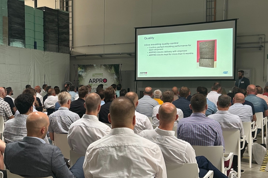 Personnes assises, vues de dos, regardant une présentation sur grand écran