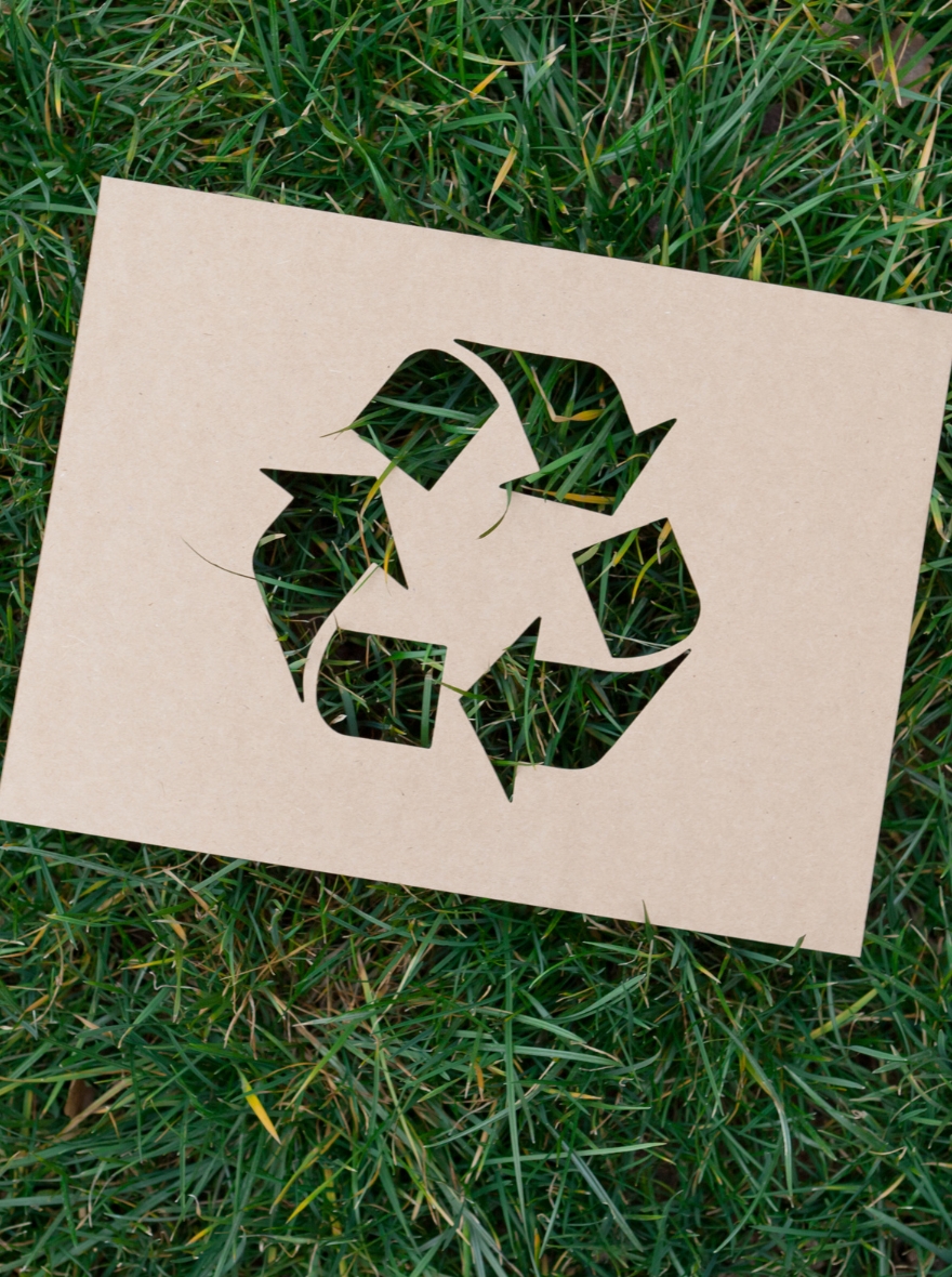 Hoja en ciclo de reciclaje sobre césped, mostrando que JSP fabrica EPP en ciclo cerrado